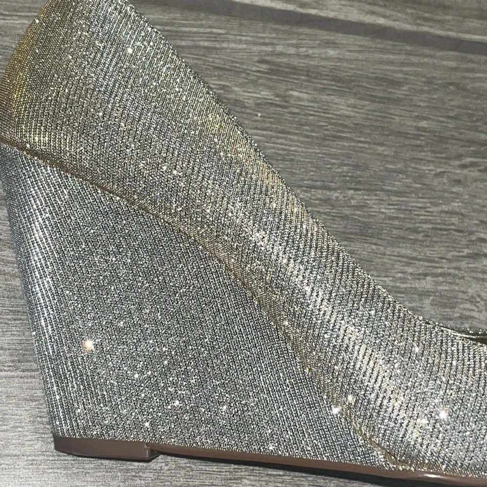 Kelly & Katie metallic wedge sz 8. Changes gold to silver